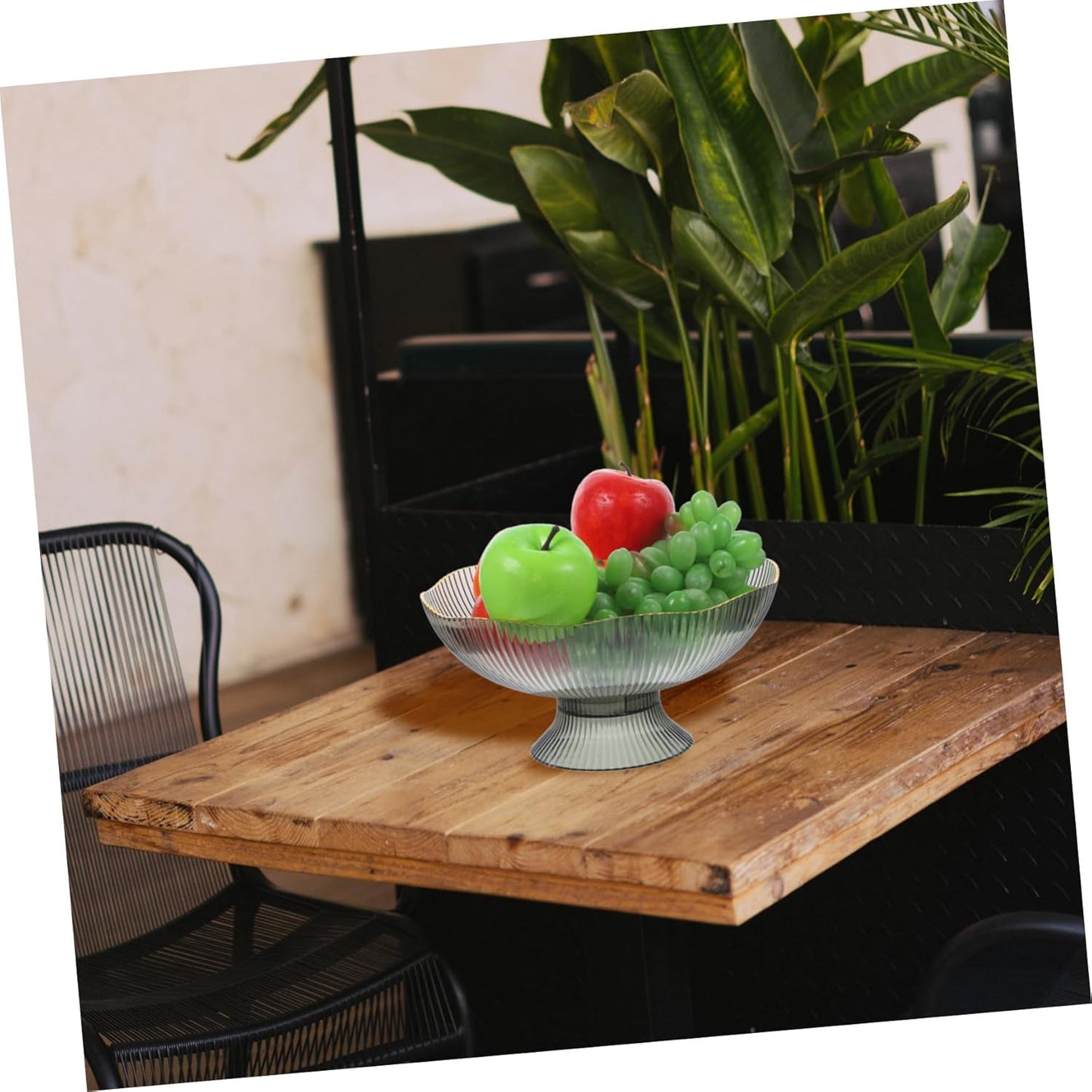 Glistening Elegance: Glass Pedestal Fruit Bowl, Interpreting Exquisite Home Ambiance